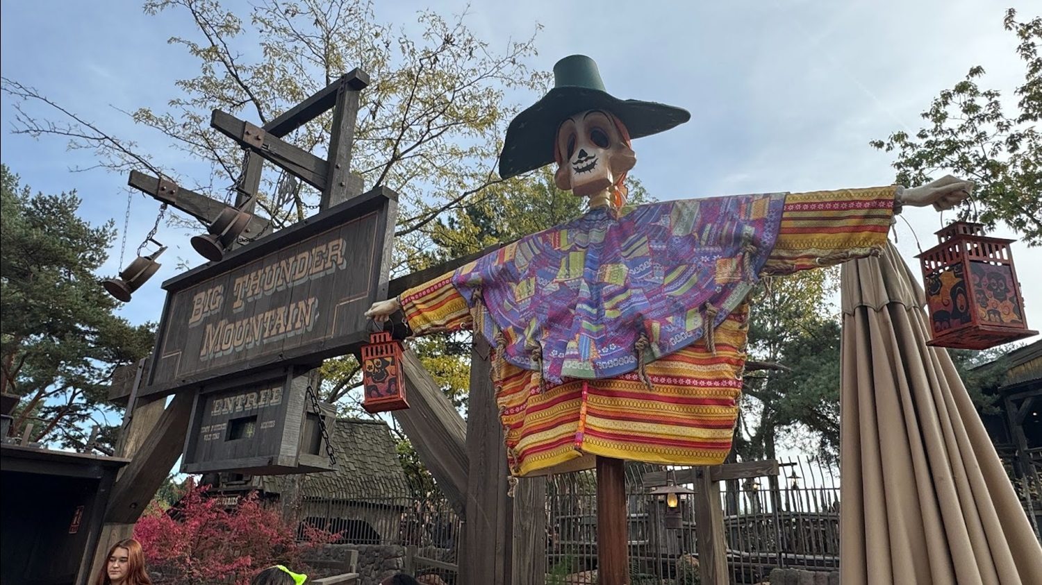 Frontierland mit Día-de-los-Muertos-Dekoration
